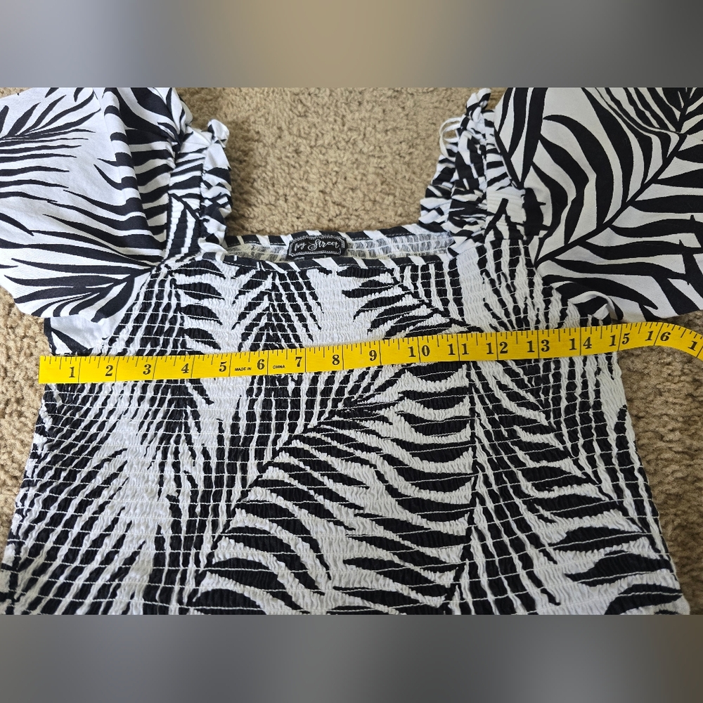Black and White Fit and Flare Tropical Puff Sleeve Dress Sz. L - Picture 10 of 11